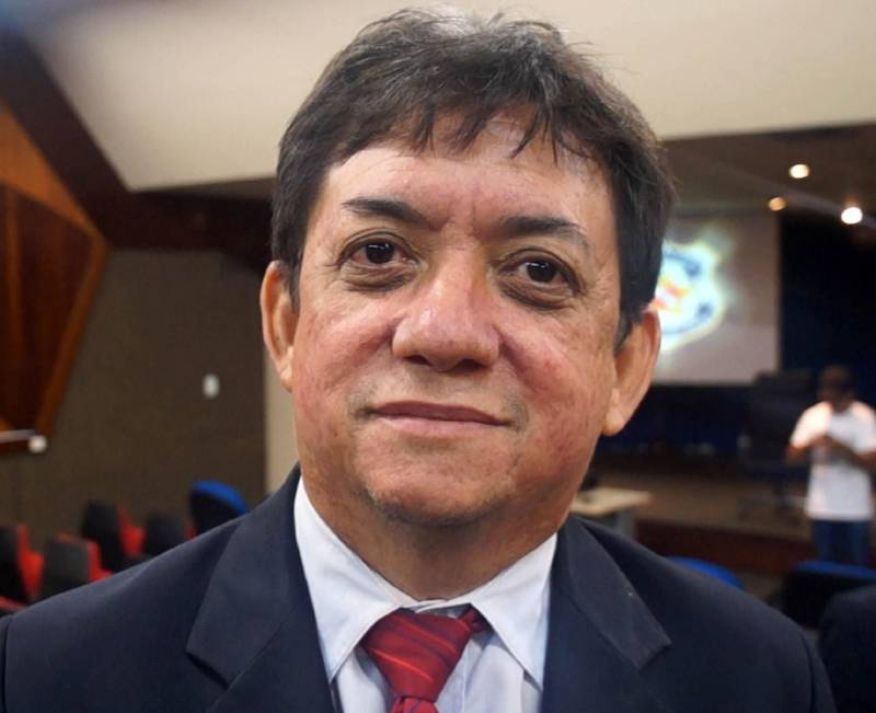 A Polícia Civil formou nesta sexta-feira (27), a turma de 28 servidores públicos de prefeituras do interior do Pará. Todos vão atuar como identificadores civis e criminais, colocando em prática os conhecimentos sobre emissão de carteiras de identidade nos municípios onde trabalham e pesquisa de dados criminais de pessoas com passagem pela polícia. A conclusão do Treinamento de Identificador Civil e Criminal ocorreu com a entrega dos certificados, no auditório da Delegacia-Geral de Polícia Civil, em Belém. O treinamento, que teve três semanas de duração, é resultado de uma parceria entre a Academia da Polícia Civil (Acadepol) e a Diretoria de Identificação "Enéas Martins" (Didem). Na foto, o delegado Silvio Maués, diretor de Polícia do Interior.
FOTO: ASCOM / POLÍCIA CIVIL
DATA: 27.04.2018
BELÉM - PARÁ <div class='credito_fotos'>Foto: Ascom / Polícia Civil | <a href='/midias/2018/originais/48cb8bf1-5294-4d70-a3a8-3e2e00cf6d6b.jpg' download><i class='fa-solid fa-download'></i> Download</a></div>