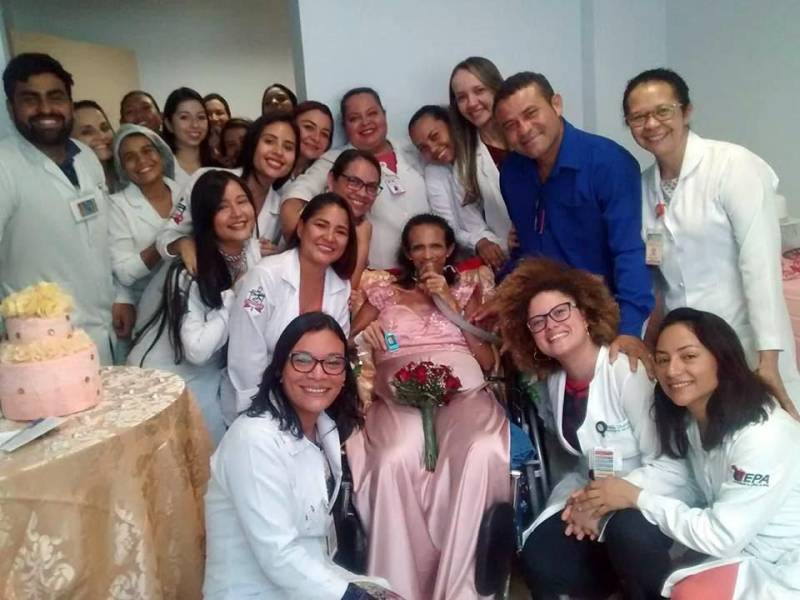 Um direito fundamental do ser humano, o cuidado paliativo garante maior dignidade ao paciente em tratamento de uma doença como o câncer. Essa filosofia de assistência humanizada faz parte da rotina da Clínica de Cuidados Paliativos Oncológicos (CCPO) do Hospital Ophir Loyola, em Belém, que ajudou a professora Valdilene Pereira (cadeirante) a realizar o sonho de se casar, nesta sexta-feira, 18, em Belém. Mãe de Bruno, 31 anos, e de Breno, de 24, e avó de Pedro Henrique, de apenas sete anos, a quem considera um filho caçula, Valdilene lecionava numa escola em Bujaru, município onde conheceu Marcio Kleber (camisa azul), também professor, hoje com 41 anos. Há 16 anos juntos, eles decidiram formalizar a união em dezembro do ano passado, mas o avanço do câncer no colo do útero, uma doença renal e outras complicações de saúde enfrentadas por Valdilene adiaram os planos do casal.
FOTO: ASCOM / HOL
DATA: 18.05.2018
BELÉM - PARÁ <div class='credito_fotos'>Foto: ASCOM HOL | <a href='/midias/2018/originais/48d3f8c3-bba0-49ed-846a-05ed8508ee9d.jpg' download><i class='fa-solid fa-download'></i> Download</a></div>