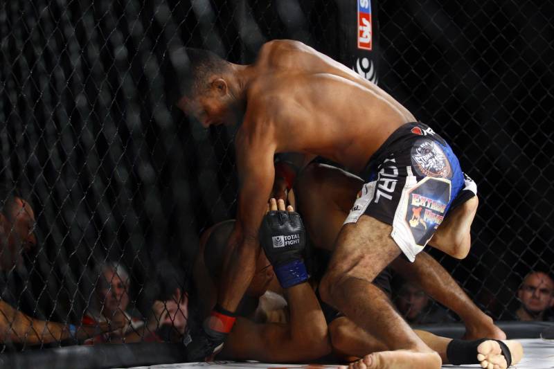 O mundo do MMA conheceu neste sábado os novos guerreiros paraenses. Dos 34 lutadores que entraram no octógono do Jungle Fight 93, 31 representaram o estado. Destaque para Ivanildo Monstrinho e Francisco Figueiredo, que conquistaram os cinturões interinos das categorias 57kg e 61kg, respectivamente, diante do público que lotou o Centro de Convenções da Amazônia – Hangar, com apoio da Secretaria de Estado de Esporte e Lazer.
FOTO: THIAGO GOMES / AG. PARÁ
DATA: 28.04.2018
BELÉM - PARÁ <div class='credito_fotos'>Foto: Thiago Gomes /Ag. Pará | <a href='/midias/2018/originais/48d9b712-9b64-4796-a979-fb00725e314d.jpg' download><i class='fa-solid fa-download'></i> Download</a></div>