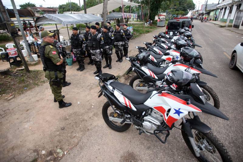 A Polícia Militar do Estado iniciou nesta segunda-feira, 30, a operação Sáfara 3, de combate à criminalidade na Grande Belém. Duas áreas de grande incidência criminal Guamá e Tapanã, foram priorizadas nesse primeiro dia de operação. A partir do bairro do Guamá, os policiais percorreram áreas dos bairros da Terra Firme e Jurunas. A partir do Tapanã, foram atendidas áreas da Pratinha, Bengui e Parque Verde. A escolha dos locais teve por base ocorrências criminais monitoradas pela inteligência da Polícia Militar. Só nos bairros do Bengui e Cabanagem, no mês de abril, foram contabilizados onze homicídios.
FOTO: THIAGO GOMES / AG. PARÁ
DATA: 30.04.2018
BELÉM - PARÁ <div class='credito_fotos'>Foto: Thiago Gomes /Ag. Pará | <a href='/midias/2018/originais/48dbaa02-4609-45da-b64b-0e69be34694a.jpg' download><i class='fa-solid fa-download'></i> Download</a></div>