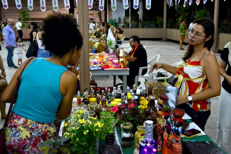 A segunda edição da Feira Livre de Arte e Cultura promovida pela Fundação Cultural do Pará (FCP) será nos dias 9 e 10 de março, no Centur, a partir das 17h. A programação inclui apresentações musicais, teatrais, espaços para comercialização de produtos autorais, dos mais variados estilos, além de literatura, gastronomia, artesanato, design e moda. Entre os shows musicais da Feira estão: Gaby Amarantos, Luê, Baile da Saudade, Baile do Mestre Cupijó, além de uma homenagem ao Mestre Vieira, falecido em fevereiro. Haverá também uma apresentação do grupo Palhaços Trovadores. Além de um espaço para lazer, o evento tem como objetivo promover novos empreendedores locais, marcas, produtos e incentivar a criatividade.
FOTO: ASCOM / FCP
DATA: 01.03.2018
BELÉM - PARÁ <div class='credito_fotos'>Foto: ASCOM FCP | <a href='/midias/2018/originais/48de9387-b35d-4a39-a753-746b717c2995.jpg' download><i class='fa-solid fa-download'></i> Download</a></div>