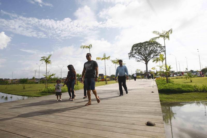 O Parque Estadual do Utinga (PEUt) o mais importante espaço de preservação e estudo da biodiversidade dentro da Região Metropolitana de Belém será reaberto à população a partir desta sexta,16, a partir das 16h30, com apresentações artísticas, com o Boi Veludinho, crianças do Pro Paz e a premiada Orquestra Sinfônica do Theatro da Paz. A apresentação será em um espaço ao ar livre e não será necessária a retirada de ingressos, por esse motivo, a recomendação é que o público chegue cedo, porque a entrada será fechada quando o espaço estiver lotado.
FOTO: THIAGO GOMES / AG PARÁ
DATA: 16.03.2018
BELÉM - PARÁ <div class='credito_fotos'>Foto: Thiago Gomes /Ag. Pará | <a href='/midias/2018/originais/48eaabe6-5a10-4edf-aa5b-2d2eff4d5777.jpg' download><i class='fa-solid fa-download'></i> Download</a></div>