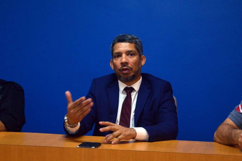 A Secretaria de Estado de Segurança Pública e Defesa Social (Segup) deflagrou nas primeiras horas da manhã desta quinta-feira (29), a operação Templários, que resultou na prisão de 10 pessoas e apreensão de mais de 300 petecas de cocaína, cerca de 500 gramas de pasta base de cocaína, aproximadamente 50 gramas de maconha (do tipo limãozinho) e um revólver calibre 38. O trabalho contou com o apoio das Polícias Civil e Militar. Na foto, o delegado-geral da Polícia Civil, Claudio Galeno.

FOTO: ELIELSON MODESTO/ASCOM SEGUP
DATA: 29.11.2018
ANANINDEUA-PARÁ <div class='credito_fotos'>Foto: Elielson Modesto / Ascom Segup   |   <a href='/midias/2018/originais/48ed6fa9-9ad0-4339-ab4c-d52fe7ca196f.jpg' download><i class='fa-solid fa-download'></i> Download</a></div>