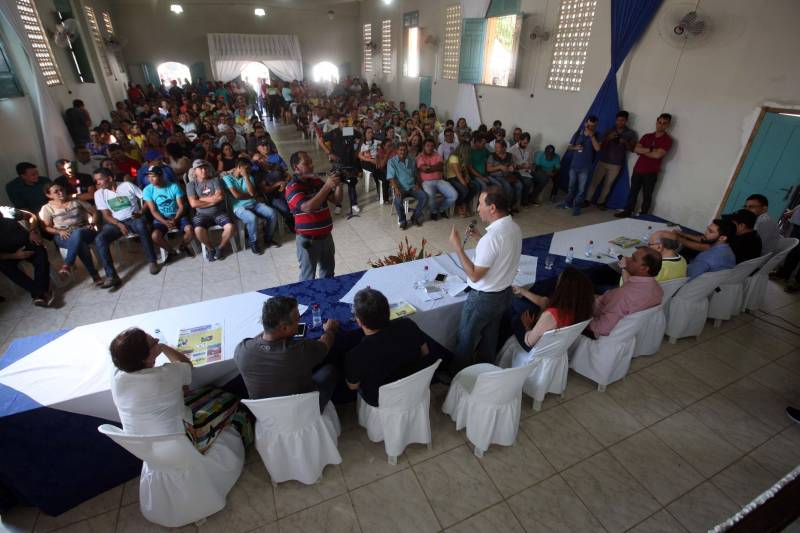 Já durante o evento em Augusto Corrêa, realizado no Centro Nossa Senhora de Nazaré e no Hospital Municipal, o prefeito Filho Barreto lembrou que o município sempre foi beneficiado com obras pela gestão estadual. Desta vez, além do investimento de quase R$ 2 milhões em 4 km de pavimentação, o Governo do Pará também conseguiu um convênio para o asfaltamento da PA-462, que liga o município à Viseu, e ainda a reforma de duas escolas estaduais, o que totaliza cerca de R$ 35 milhões em recursos. Na foto, o presidente da Alepa, o deputado Márcio Miranda.
FOTO: SIDNEY OLIVEIRA / AG. PARÁ
DATA: 14.06.2018
AUGUSTO CORRÊA - PARÁ <div class='credito_fotos'>Foto: Sidney Oliveira/Ag. Pará | <a href='/midias/2018/originais/48f56a50-b9d8-41f8-afde-678a9b2aa59d.jpg' download><i class='fa-solid fa-download'></i> Download</a></div>