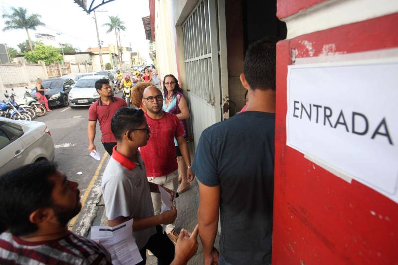 Nos municípios de Braganca (foto) e Capanema, no nordeste do Estado, as provas foram realizadas com tranquilidade. De acordo com a coordenadora do município de Braganca, Lena Amorim, a tranquilidade no decorrer da manhã se deu devido a uma logística montada desde às quatro da manhã e com um coordenador em cada espaço. “Tudo ocorreu sem nenhuma eventualidade que colocasse em risco o andamento da prova”, comentou.
FOTO: MARCELO LELIS / AG. PARÁ
DATA: 24.06.2018
BRAGANÇA - PARÁ <div class='credito_fotos'>Foto: Marcelo Lelis / Ag. Pará | <a href='/midias/2018/originais/4903896e-2928-477b-b898-9384a8dcb464.jpg' download><i class='fa-solid fa-download'></i> Download</a></div>