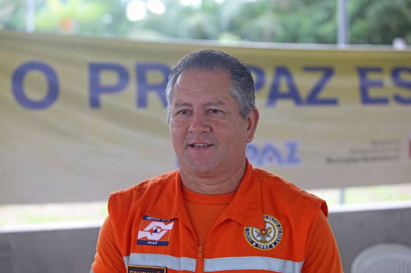 Aos 22 anos, Cláudio Cardoso está desempregado e procura um trabalho para sustentar o filho. Neste domingo (11) ele aproveitou a presença da Caravana Pro Paz no município de Barcarena, distante 15 quilômetros da capital, para retirar seus documentos e até aproveitou para cortar os cabelos. Na segunda-feira (12) pretende sair em busca de um emprego. Ele é um dos mil beneficiados pelos atendimentos feitos na cidade pela Caravana Pro Paz, uma ação do Governo do Pará, que busca garantir o acesso da população mais carente a serviços de atenção às necessidades básicas do cidadão, como atendimentos médicos, exames, vacinação, entre outros, com ações de mobilização em diversas regiões e municípios, a fim de fortalecer a cidadania paraense. “Os documentos e aparências são muito importantes para conseguir um trabalho, por isso estou aproveitando para fazer tudo para na segunda-feira continuar procurando emprego”, comentou Claudio. Ele está separado e quer encontrar um trabalho para sustentar o filho. A Caravana Pro Paz está iniciando os trabalhos em 2018 por Barcarena, nas comunidades de Vila Nova, Bom futuro e Burajuba afetadas pelo transbordamento de rejeitos da Hydro Alunorte, no início deste mês. Os serviços de retirada de documentos (Certidão de Nascimento, RG, Registro Social, ID Jovem), atendimento médico (pediatria, ginecologia e clínica geral), consulta jurídica, exames vacinas e cortes de cabelo foram ofertados em parceria com a Prefeitura do município. Na foto, o sargento BM, Marivaldo.
FOTO: IGOR BRANDÃO / AG PARÁ
DATA: 11.03.2018
BARCARENA - PARÁ <div class='credito_fotos'>Foto: IGOR BRANDÃO / AG. PARÁ | <a href='/midias/2018/originais/490a6e43-d26b-4824-ad0d-d6ac75faaead.jpg' download><i class='fa-solid fa-download'></i> Download</a></div>