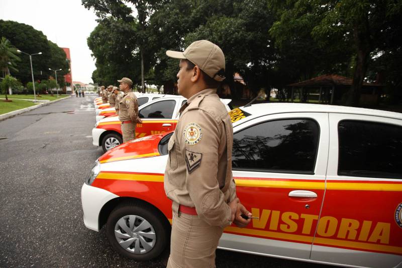 Na mesma cerimônia que entregou as viaturas para serviços de vistoria, o governador Simão Jatene fez uma visita técnica às instalações da nova Policlínica ao Corpo de Bombeiros Militar do Estado. Um prédio no Quartel do Comando Geral da corporação foi reformado e adaptado para receber a Policlínica, que oferta assistência médico-odontológico, psicológico e de primeiros socorros aos bombeiros militares e seus dependentes.
FOTO: IGOR BRANDÃO / AG. PARÁ
DATA: 15.03.2018
BELÉM - PARÁ <div class='credito_fotos'>Foto: IGOR BRANDÃO / AG. PARÁ | <a href='/midias/2018/originais/490ac3e9-bbbc-4667-8aa5-1bc10cdad8aa.jpg' download><i class='fa-solid fa-download'></i> Download</a></div>