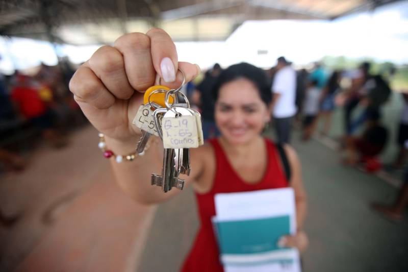 O governo do Pará, por meio da Companhia de Habitação do Pará (Cohab) entregou, neste sábado (24), as chaves dos 4 mil apartamentos do Residencial Viver Melhor Marituba. O local passa a ser, agora, a moradia de mais de 15 mil pessoas que aguardavam pelo empreendimento. Desde o início da manhã, servidores da Cohab estavam a postos, na quadra de esportes do Residencial, organizando a entrega das chaves dos apartamentos. A Companhia de Saneamento do Pará (Cosanpa) também atendia os novos moradores, que já podiam realizar o cadastro de suas unidades de consumo para ligação do fornecimento de água.
FOTO: THIAGO GOMES / AG PARÁ
DATA: 24.02.2018
MARITUBA - PARÁ <div class='credito_fotos'>Foto: Thiago Gomes /Ag. Pará | <a href='/midias/2018/originais/490c3f5b-c3ac-4656-90da-826647480dfa.jpg' download><i class='fa-solid fa-download'></i> Download</a></div>