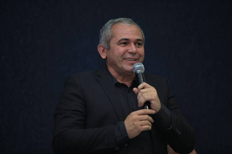 Como parte da agenda de compromissos no oeste do Pará, o governador Simão Jatene assinou, na noite desta sexta-feira (24), em Santarém, as ordens de serviços para construção de mais dois terminais hidroviários: no distrito de Santana do Tapará (Santarém) e no município de Curuá. As duas obras estão orçadas em quase R$ 7 milhões. Ao todo, sete portos serão construídos na região, com um investimento total do Governo do Estado superior a R$ 80 milhões. Na foto, o prefeito de Santarém, Nélio Aguiar.
FOTO: MÁCIO FERREIRA / ARQUIVO AG. PARÁ
DATA: 24.11.2017
SANTARÉM - PARÁ <div class='credito_fotos'>Foto: MÁCIO FERREIRA/ AG. PARÁ | <a href='/midias/2018/originais/490c5a27-cbe4-43ee-ac0c-292a3eb1649d.jpg' download><i class='fa-solid fa-download'></i> Download</a></div>