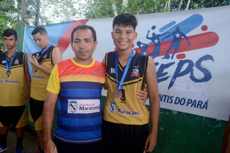 Criado nos Estados Unidos no início da década de 1890, o basquete é a modalidade que apontou os primeiros times campeões da terceira etapa regional dos Jogos Estudantis Paraenses (JEPs), em Igarapé-Açú. Na sexta-feira (18), os times de basquete masculino de Maracanã e o feminino de Castanhal conquistaram os primeiros lugares e são os campeões que vão disputar a etapa Estadual, em junho. Ao redor da quadra de esportes da Escola Cônego Calado, a torcida estava posicionada para acompanhar as partidas que anunciariam os medalhistas do basquete. A primeira disputa foi entre os times de Maracanã e Castanhal, na categoria "A" (de 12 a 14 anos). Cada ponto marcado era comemorado pela torcida, que ao final do quarto tempo, pode celebrar a conquista do município de Maracanã, com placar de 21 pontos, contra 15 de Castanhal. Na foto, o técnico do time de Maracanã, Zemi Corrêa.
FOTO: RAI PONTES / ASCOM SEDUC
DATA: 19.05.2018
IGARAPÉ-AÇÚ - PARÁ <div class='credito_fotos'>Foto: Rai Pontes/Ascom Seduc | <a href='/midias/2018/originais/49192462-cee6-4c95-b8b7-3ccc39c0e846.jpg' download><i class='fa-solid fa-download'></i> Download</a></div>
