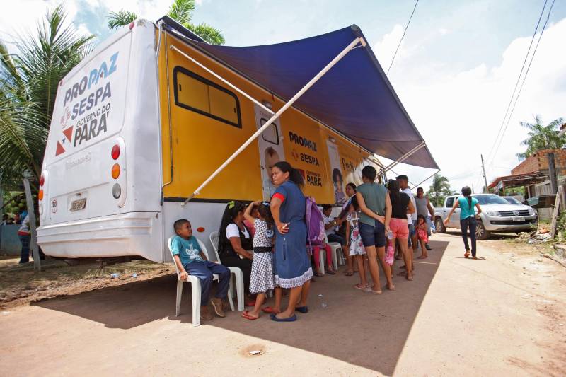 Aos 22 anos, Cláudio Cardoso está desempregado e procura um trabalho para sustentar o filho. Neste domingo (11) ele aproveitou a presença da Caravana Pro Paz no município de Barcarena, distante 15 quilômetros da capital, para retirar seus documentos e até aproveitou para cortar os cabelos. Na segunda-feira (12) pretende sair em busca de um emprego. Ele é um dos mil beneficiados pelos atendimentos feitos na cidade pela Caravana Pro Paz, uma ação do Governo do Pará, que busca garantir o acesso da população mais carente a serviços de atenção às necessidades básicas do cidadão, como atendimentos médicos, exames, vacinação, entre outros, com ações de mobilização em diversas regiões e municípios, a fim de fortalecer a cidadania paraense. “Os documentos e aparências são muito importantes para conseguir um trabalho, por isso estou aproveitando para fazer tudo para na segunda-feira continuar procurando emprego”, comentou Claudio. Ele está separado e quer encontrar um trabalho para sustentar o filho. A Caravana Pro Paz está iniciando os trabalhos em 2018 por Barcarena, nas comunidades de Vila Nova, Bom futuro e Burajuba afetadas pelo transbordamento de rejeitos da Hydro Alunorte, no início deste mês. Os serviços de retirada de documentos (Certidão de Nascimento, RG, Registro Social, ID Jovem), atendimento médico (pediatria, ginecologia e clínica geral), consulta jurídica, exames vacinas e cortes de cabelo foram ofertados em parceria com a Prefeitura do município.
FOTO: IGOR BRANDÃO / AG PARÁ
11.03.2018
BARCARENA - PARÁ <div class='credito_fotos'>Foto: IGOR BRANDÃO / AG. PARÁ | <a href='/midias/2018/originais/491b2f10-8df3-4a54-bf75-f130ccdded97.jpg' download><i class='fa-solid fa-download'></i> Download</a></div>