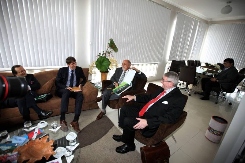 O Pará recebeu, pela segunda vez em menos de um mês, a visita de um representante internacional interessado em investir no estado. Após a visita do embaixador da Hungria, no dia 12 deste mês, foi a vez do embaixador da Bélgica, Dirck Loncke, ser recebido nesta terça-feira, 24, pelo governador Simão Jatene no Palácio dos Despachos.
FOTO: ANTONIO SILVA / AG. PARÁ
DATA: 24.04.2018
BELÉM - PARÁ <div class='credito_fotos'>Foto: Antônio Silva/Ag. Pará | <a href='/midias/2018/originais/491e63c2-be40-4b12-b37c-53d16133a6bf.jpg' download><i class='fa-solid fa-download'></i> Download</a></div>