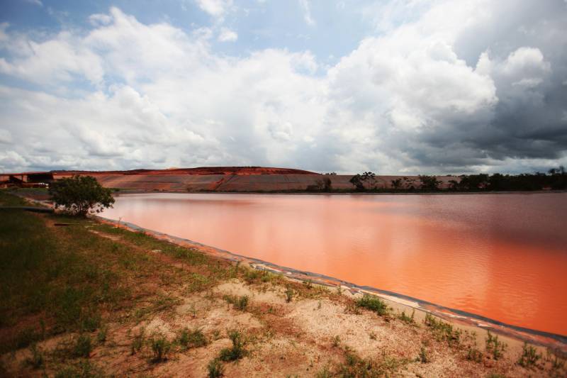 Por conta do não cumprimento do prazo de 48 horas dado pelo Governo do Estado para que a Hydro (foto) reduzisse os níveis das bacias de resíduos ao nível de pelo menos um metro, a Secretaria de Meio Ambiente e Sustentabilidade (Semas) notifica a empresa, na manhã desta terça-feira (27), com a determinação de que reduza a produção da refinaria em 50%. A Semas também triplicará a multa definida anteriormente, cumprindo a legislação ambiental em vigor, chegando a cerca de R$ 1 milhão por dia de descumprimento (300 mil Unidades de Padrão Fiscal). A empresa informou formalmente que reduziu os índices, mas não integralmente no total determinado de um metro. A determinação de redução emitida pela Semas reforça ainda que devem ser mantidos e ampliados os esforços para tratamento dos efluentes e de redução dos níveis das bacias. As equipes da Semas permanecem em campo 24 horas, trabalhando em conjunto com a Defesa Civil e outros órgãos, monitorando a situação.
FOTO: IGOR BRANDÃO / AG. PARÁ
DATA: 24.02.2018
BARCARENA - PARÁ <div class='credito_fotos'>Foto: IGOR BRANDÃO / AG. PARÁ | <a href='/midias/2018/originais/49282382-3cbd-4a41-b54b-f5eda172d786.jpg' download><i class='fa-solid fa-download'></i> Download</a></div>