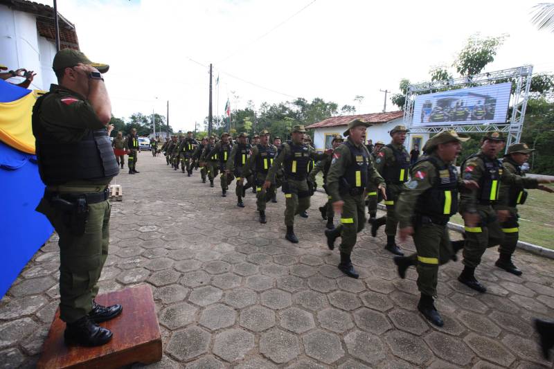 Em comemoração aos seus 43 anos, o Batalhão de Polícia Rodoviária (BPRV) inaugurou na manhã desta sexta-feira (4) o seu Canil, o primeiro setorial do Estado. O canil setorial do BPRV é um projeto operacional que visa intensificar o combate ao tráfico de drogas. A solenidade de inauguração do canil contou com a presença do secretário de Estado de Transportes, Kleber Menezes e, representando o governador do Estado, Simão Jatene, o comandante geral da Polícia Militar do Pará, coronel Hilton Benigno (foto).
FOTO: MÁCIO FERREIRA / AG. PARÁ
DATA: 04.05.2018
MARITUBA - PARÁ <div class='credito_fotos'>Foto: MÁCIO FERREIRA/ AG. PARÁ | <a href='/midias/2018/originais/4929f2aa-8aad-4c3b-87e4-ae04f7e26db7.jpg' download><i class='fa-solid fa-download'></i> Download</a></div>