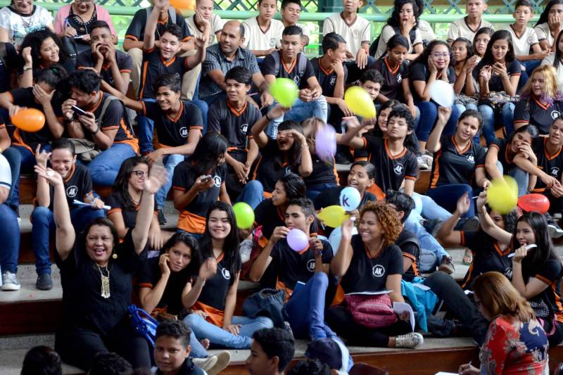 Um encontro de adolescentes, promovido pelo Comitê Estadual de Enfrentamento à Violência Sexual contra Crianças e Adolescentes do Pará, reuniu, nesta sexta-feira (13), no Teatro Gasômetro, em Belém, técnicos de vários órgãos públicos e representantes do Poder Judiciário, Ministério Público e de entidades civis que atuam no combate à violência sexual contra menores. A Secretaria de Estado de Educação (Seduc), membro do Comitê, participou do encontro, que contou com a presença de 300 pessoas. Um dos objetivos é a revisão do Plano Estadual de Enfrentamento à Violência Sexual Contra Crianças e Adolescentes. A iniciativa serviu também para incentivar o protagonismo infanto-juvenil na prevenção e combate a essa prática criminosa que caracteriza o abuso sexual como crime contra vulnerável, previsto no artigo 217-a do Código Penal (pena de 8 a 15 anos de prisão).

FOTO: ELISEU DIAS / ASCOM SEDUC
DATA: 13.04.2018
BELÉM - PARÁ <div class='credito_fotos'>Foto: Eliseu Dias / Ascom Seduc   |   <a href='/midias/2018/originais/492d9489-52fc-44e4-9027-4ed40d039c55.jpg' download><i class='fa-solid fa-download'></i> Download</a></div>