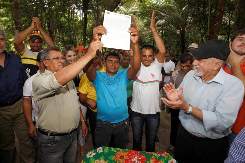 Mais de 150 famílias de duas comunidades quilombolas do município de Garrafão do Norte já podem dizer que moram em suas próprias terras. O Título Coletivo de Terra das comunidades Castanhalzinho e Cutovelo foram entregues aos moradores no fim da manhã desta sexta-feira, 04, pelo governador Simão Jatene (d), em um encontro realizado na vila de Castanhalzinho.
FOTO: SIDNEY OLIVEIRA / ARQUIVO AG. PARÁ
DATA: 04.09.2015
GARRAFÃO DO NORTE - PARÁ <div class='credito_fotos'>Foto: Sidney Oliveira/Ag. Pará | <a href='/midias/2018/originais/4935d90c-8978-47aa-be27-b3f51e88f673.jpg' download><i class='fa-solid fa-download'></i> Download</a></div>