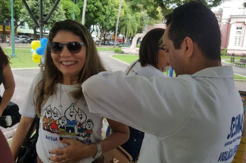 O Dia D da 20ª Campanha Nacional de Vacinação contra o Influenza é neste sábado (12), na Praça da República, com a participação da Secretaria de Estado de Saúde Pública (Sespa) e da Secretaria Municipal de Saúde de Beém (Sesma). Na foto, a coordenadora Estadual de Imunização, Jaíra Ataíde.
FOTO: CARLA FISCHER / ASCOM SESPA
DATA: 12.05.2018
BELÉM - PARÁ <div class='credito_fotos'>Foto: CARLA FISCHER / ASCOM SESPA | <a href='/midias/2018/originais/493d4b60-ff5a-40a7-8267-2b2f6c38c03a.jpg' download><i class='fa-solid fa-download'></i> Download</a></div>