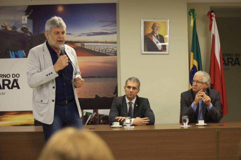 Dezenas de funcionários participaram da posse do novo Chefe da Casa Civil da Governadoria na manhã desta quarta-feira (16), no auditório da sede da Casa, em Belém. Adenauer Marinho de Oliveira Góes deixa a vaga de Secretário de Estado de Turismo e assume o cargo que era ocupado por José Megale Filho (foto). A Decisão foi publicada no Diário Oficial do Estado (DOE) da última terça (15). José Megale, agora no cargo de diretor de Núcleo da Casa Civil, agradeceu pelos três anos que esteve à frente do órgão e destacou o significativo currículo do novo chefe. “Gostaria de agradecer a oportunidade, a parceria, e acima de tudo por estarmos aqui. É sempre bom aceitar novos desafios, e o momento que vivi aqui foi extraordinário, pois não conheço outra equipe com o nível de comprometimento tão grande quanto esta equipe da Casa Civil. O que trouxe o Adenauer aqui foi a sua experiência, além do seu comprometimento. Tenho certeza que o governador foi muito feliz em decidir pela sua nomeação”, disse o ex-chefe da Casa Civil.
FOTO: RODOLFO OLIVEIRA / AG. PARÁ
DATA: 16.05.2018
BELÉM - PARÁ <div class='credito_fotos'>Foto: Rodolfo Oliveira/Ag. Pará | <a href='/midias/2018/originais/49410093-4ec2-4299-863d-47a063618453.jpg' download><i class='fa-solid fa-download'></i> Download</a></div>