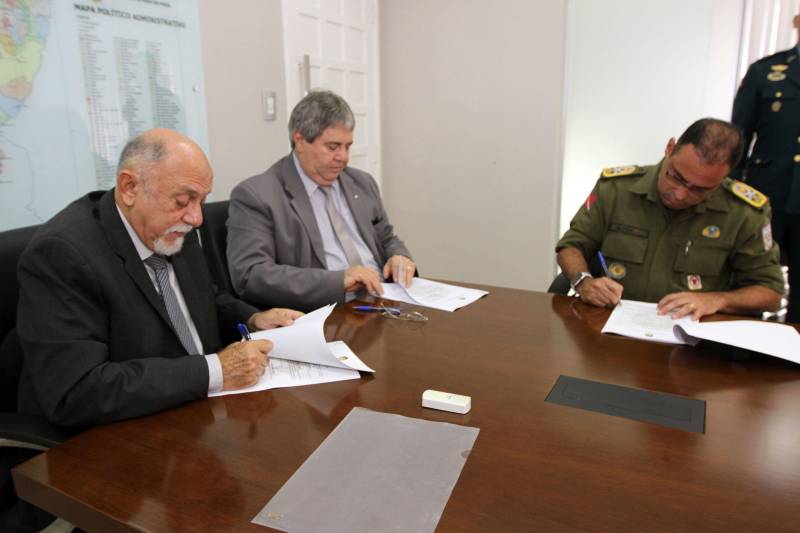 “O termo assinado vai permitir ao Tribunal de Justiça que preserve ainda mais sua imagem de austeridade e respeito”, disse o governador Simão Jatene, que assinou o termo com o presidente do TJE, desembargador Ricardo Ferreira Nunes. O comandante-geral da Polícia Militar do Estado, Hilton Benigno e o coordenador militar do Tribunal, tenente-coronel Fábio Carmona, participaram da cerimônia.

FOTO: CRISTINO MARTINS / AG. PARÁ
DATA: 17.12.2018
BELÉM - PARÁ <div class='credito_fotos'>Foto: Cristino Martins/Ag. Pará   |   <a href='/midias/2018/originais/494277da-d29f-411a-b5c6-9e7ae685a825.jpg' download><i class='fa-solid fa-download'></i> Download</a></div>