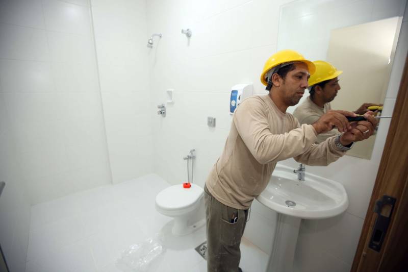 As obras estruturais no Hospital Abelardo Santos, no distrito de Icoaraci, na Grande Belém, já estão quase 100% concluídas. A unidade de saúde será a maior do Pará, com 10 andares, 269 leitos e portas abertas para atender cerca de 2 milhões de pessoas somente na região metropolitana, além de ser mais uma opção para desafogar o atendimento dos municípios da região das ilhas e nordeste do estado. Até o início de dezembro, o hospital, antes com capacidade para 50 leitos em somente um pavimento, será inaugurado. A unidade de saúde está 95% pronta, faltando apenas a instalação dos equipamentos médico-assistenciais e as obras de acabamento do andar térreo.
FOTO: MÁCIO FERREIRA / AG. PARÁ
DATA: 31.10.2018
ICOARACI - PARÁ <div class='credito_fotos'>Foto: MÁCIO FERREIRA/ AG. PARÁ | <a href='/midias/2018/originais/494460e9-fddc-46de-9f34-6067710f210d.jpg' download><i class='fa-solid fa-download'></i> Download</a></div>