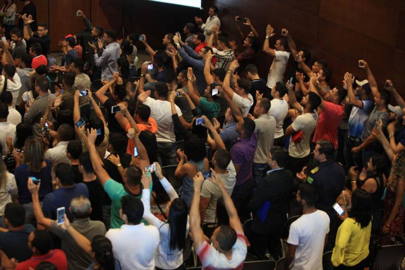 Com a entrega de mais 359 veículos, somente esta semana, o Governo do Pará reforçou a atuação da área de segurança pública em todo o Estado. Todos os veículos auxiliarão no combate a criminalidade e a manutenção da segurança em todo o território paraense. Boa parte desses veículos foi destinada diretamente para as guardas municipais, numa ação integrada com as Prefeituras, por meio da Secretaria de Segurança Pública e Defesa Social (Segup) com articulação da Secretaria de Municípios Sustentáveis, que define em conjunto com os municípios, a agenda de prioridades. A última etapa da entrega ocorreu nesta quinta-feira (5), no Hangar – Centro de Convenções da Amazônia.
FOTO: RODOLFO OLIVEIRA / AG. PARÁ
DATA: 05.07.2018
BELÉM - PARÁ <div class='credito_fotos'>Foto: Rodolfo Oliveira/Ag. Pará | <a href='/midias/2018/originais/494565bc-7954-447e-aa27-d3bd261404e0.jpg' download><i class='fa-solid fa-download'></i> Download</a></div>