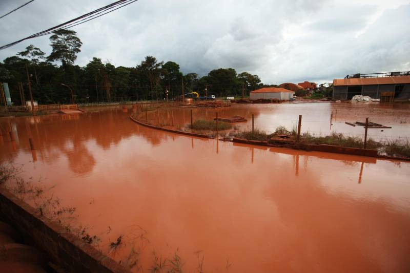 Por conta do não cumprimento do prazo de 48 horas dado pelo Governo do Estado para que a Hydro (foto) reduzisse os níveis das bacias de resíduos ao nível de pelo menos um metro, a Secretaria de Meio Ambiente e Sustentabilidade (Semas) notifica a empresa, na manhã desta terça-feira (27), com a determinação de que reduza a produção da refinaria em 50%. A Semas também triplicará a multa definida anteriormente, cumprindo a legislação ambiental em vigor, chegando a cerca de R$ 1 milhão por dia de descumprimento (300 mil Unidades de Padrão Fiscal). A empresa informou formalmente que reduziu os índices, mas não integralmente no total determinado de um metro. A determinação de redução emitida pela Semas reforça ainda que devem ser mantidos e ampliados os esforços para tratamento dos efluentes e de redução dos níveis das bacias. As equipes da Semas permanecem em campo 24 horas, trabalhando em conjunto com a Defesa Civil e outros órgãos, monitorando a situação.
FOTO: IGOR BRANDÃO / AG. PARÁ
DATA: 24.02.2018
BARCARENA - PARÁ <div class='credito_fotos'>Foto: IGOR BRANDÃO / AG. PARÁ | <a href='/midias/2018/originais/4945e383-a180-4f1c-93d0-e5426b3c0842.jpg' download><i class='fa-solid fa-download'></i> Download</a></div>