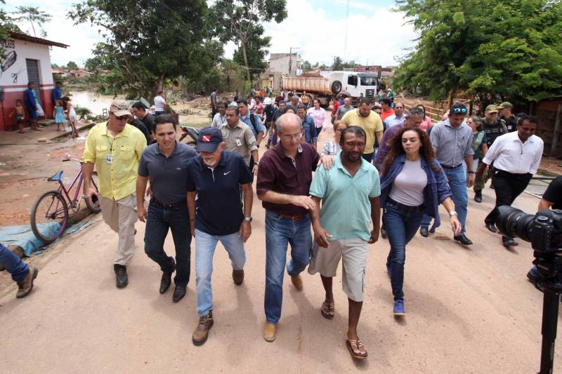 O Governador do Pará, Simão Jatene, esteve durante esta sexta-feira (13) no município de Paragominas. Além de visitar as áreas afetadas pela enxurrada que ocorreu na madrugada da quinta-feira (12), ele conversou com moradores atingidos, reuniu com autoridades municipais, secretários de estado, com o Corpo de Bombeiros e a Defesa Civil para traçar as metas e ações a serem cumpridas para restabelecer a normalidade na cidade. A forte enxurrada, que durou toda a madrugada, alagou cerca de 40% da cidade e atingiu 350 famílias. Até o momento, 13 locais foram adequados para funcionar como abrigo, entre escolas, associações, ginásios, entre outros, para receber desabrigados e desalojados.

FOTO: SIDNEY OLIVEIRA / AG. PARÁ
DATA: 13.04.2018
PARAGOMINAS - PARÁ <div class='credito_fotos'>Foto: Sidney Oliveira/Ag. Pará   |   <a href='/midias/2018/originais/4953f960-1dc2-46b2-8105-9f2e08d50e98.jpg' download><i class='fa-solid fa-download'></i> Download</a></div>