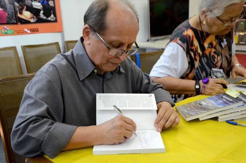 Os estudantes da Secretaria de Estado de Educação (Seduc) podem contar com um reforço especial nas aulas de Literatura, por meio de incentivo do jornalista e poeta Nélio Palheta, que autografou, nesta terça-feira, 5, no estande da Seduc na XXII Feira Pan-Amazônica do Livro, sua obra de poesia “Equinócio”, lançada ano passado pela Imprensa Oficial do Estado, que este ano está sendo utilizada de forma pedagógica durante o evento.
FOTO: FERNANDO NOBRE / ASCOM SEDUC
DATA: 05.06.2018
BELÉM - PARÁ <div class='credito_fotos'>Foto: FERNANDO NOBRE/ASCOM SEDUC | <a href='/midias/2018/originais/49561d6f-b4fd-4f5c-b4de-7acae6662ff0.jpg' download><i class='fa-solid fa-download'></i> Download</a></div>