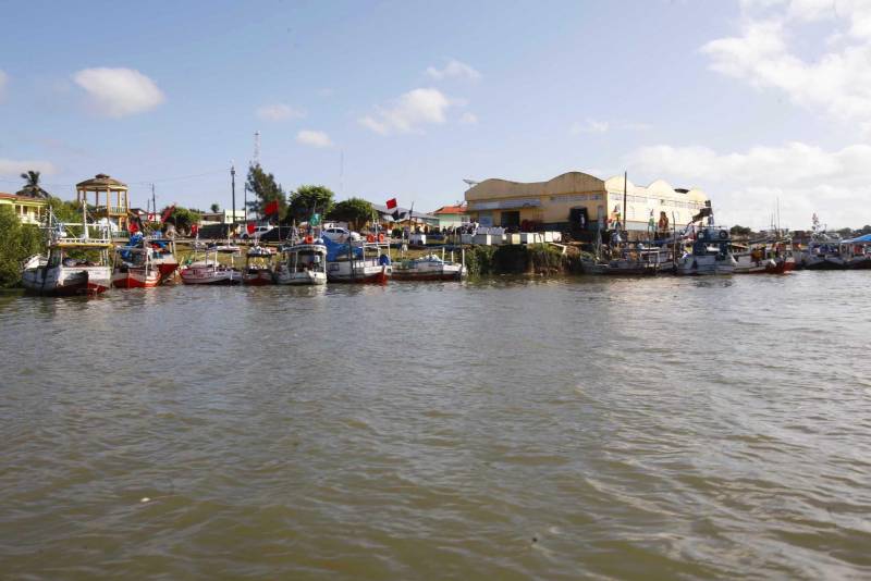São Caetano (foto) e Colares são alternativas para quem busca tranquilidade nestas férias. Na foto,orla da cidade de São Caetano.
FOTO: RODOLFO OLIVEIRA / AG. PARÁ
DATA: 22.07.2016
SÃO CAETANO DE ODIVELAS - PARÁ <div class='credito_fotos'>Foto: José Pantoja/ Sespa | <a href='/midias/2018/originais/4956d6b4-5794-48cc-89fd-8992aae99754.jpg' download><i class='fa-solid fa-download'></i> Download</a></div>