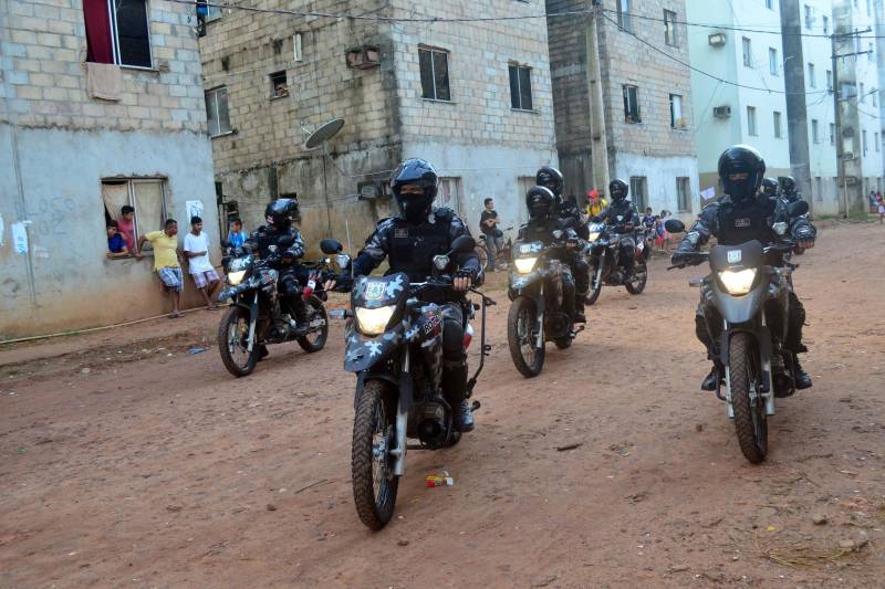 A Secretaria de Estado de Segurança Pública e Defesa Social (Segup) deflagrou nas primeiras horas da manhã desta quinta-feira (29), a operação Templários, que resultou na prisão de 10 pessoas e apreensão de mais de 300 petecas de cocaína, cerca de 500 gramas de pasta base de cocaína, aproximadamente 50 gramas de maconha (do tipo limãozinho) e um revólver calibre 38. O trabalho contou com o apoio das Polícias Civil e Militar.

FOTO: ELIELSON MODESTO/ASCOM SEGUP
DATA: 29.11.2018
ANANINDEUA-PARÁ <div class='credito_fotos'>Foto: Elielson Modesto / Ascom Segup   |   <a href='/midias/2018/originais/495bfbfd-5f64-4251-ba54-9105b9084808.jpg' download><i class='fa-solid fa-download'></i> Download</a></div>