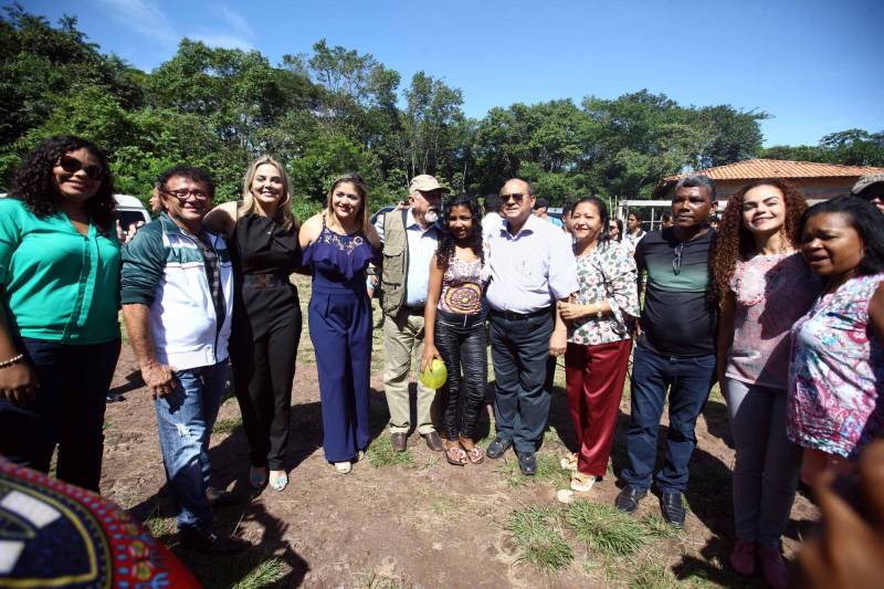 “Ter a posse da terra é a certeza de que nunca iremos perder o nosso direito, que nossos filhos e nossos netos poderão dar continuidade a nossa história em segurança. Foram anos de luta até chegar esse dia, agraciados com a assinatura do nosso título de terra. Só temos a agradecer a todos que fizeram parte disso e a cada um que lutou junto para que hoje isso se tornasse realidade”. A fala emocionada foi de seu Mário Araújo Silva, presidente da Associação Remanescente de Quilombo Espírito Santo, localizada no município do Acará, no nordeste do Estado. Ele assinou, neste sábado (24), junto com o governador Simão Jatene (foto), o título que dá a posse da terra a comunidade. A fala do presidente traduz o sentimento das dezenas de famílias que moram no local, que agora tem a posse legítima do local onde seus antepassados viveram. “Sou filho de mãe negra. Nasci aqui como minha vó, bisavó, que fazem parte da história dessa comunidade que já existe a mais de 300 anos.
FOTO: SIDNEY OLIVEIRA / AG. PARÁ
DATA: 24.03.2018
ACARÁ - PARÁ <div class='credito_fotos'>Foto: Sidney Oliveira/Ag. Pará | <a href='/midias/2018/originais/49660383-ca0c-40ba-9cf7-5b6ba3dac71b.jpg' download><i class='fa-solid fa-download'></i> Download</a></div>