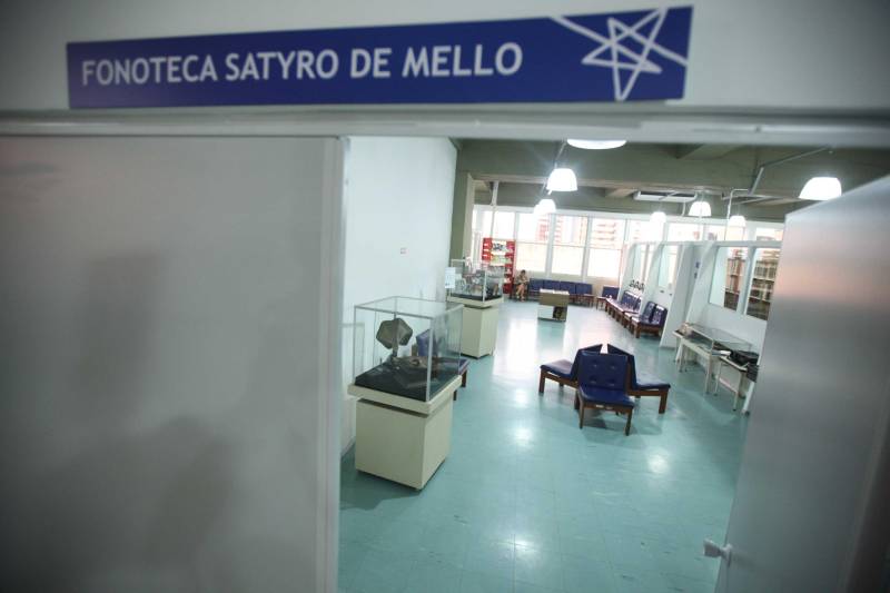 Ao entrar na Biblioteca Arthur Viana, localizada no Centro Cultural e Turístico Tancredo Neves (Centur), é possível visualizar e sentir as diferenças logo ao chegar. O espaço, que desde 2015 passava por reformas, está completamente pronto para sua reinauguração, que deve acontecer já na próxima semana. Iluminação adequada, climatização renovada, mudança de estantes e outros móveis que contribuíram para a ampliação do espaço, além de um verdadeiro upgrade em diversos espaços de convivência, serviços e estudos, trouxeram novos ares a centenária biblioteca.
FOTO: THIAGO GOMES / AG. PARÁ
DATA: 27.04.2018
BELÉM - PARÁ <div class='credito_fotos'>Foto: Thiago Gomes /Ag. Pará | <a href='/midias/2018/originais/49719eab-f53d-486a-9375-f49ff2c5ee6b.jpg' download><i class='fa-solid fa-download'></i> Download</a></div>