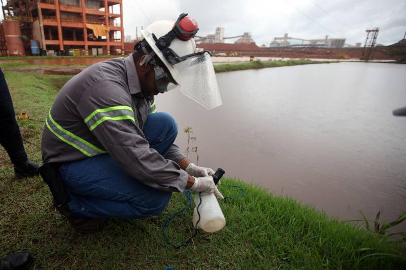 A Secretaria de Estado de Meio Ambiente e Sustentabilidade (Semas) notificou oficialmente a Hydro, na tarde desta terça-feira (27), por conta do não cumprimento do prazo de 48 horas dado na sexta-feira (23) pelo governo para que a empresa reduzisse os níveis das bacias de resíduos ao nível de, pelo menos, um metro, conforme determina a legislação ambiental. A notificação foi entregue por técnicos da Semas na sede da refinaria, em Barcarena, a 112 quilômetros de Belém. A determinação é que a produção seja reduzida pela metade.
FOTO: THIAGO GOMES / AG PARÁ
DATA: 27.02.2018
BARCARENA - PARÁ <div class='credito_fotos'>Foto: Thiago Gomes /Ag. Pará | <a href='/midias/2018/originais/4971a4a5-a761-42eb-bd64-d1d522bc8b82.jpg' download><i class='fa-solid fa-download'></i> Download</a></div>