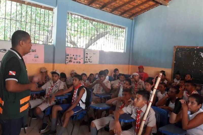 O município de Salvaterra, no Marajó, recebeu durante toda a semana passada até a última segunda-feira (26) as ações educativas do Departamento de Trânsito do Estado do Pará (Detran). 

FOTO: ROSE BARBOSA / ASCOM DETRAN
DATA: 26.11.2018
SALVATERRA - PARÁ <div class='credito_fotos'>Foto: ROSE BARBOSA / ASCOM DETRAN   |   <a href='/midias/2018/originais/4972a9e6-d2a0-467c-85a6-31034fb97860.jpg' download><i class='fa-solid fa-download'></i> Download</a></div>