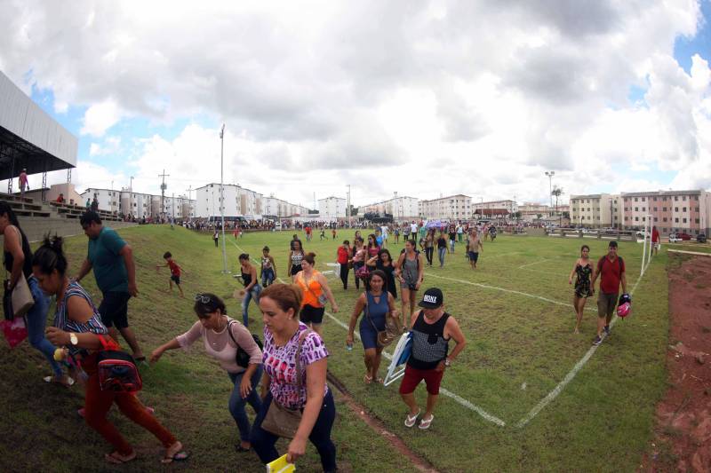 O governo do Pará, por meio da Companhia de Habitação do Pará (Cohab) entregou, neste sábado (24), as chaves dos 4 mil apartamentos do Residencial Viver Melhor Marituba. O local passa a ser, agora, a moradia de mais de 15 mil pessoas que aguardavam pelo empreendimento. Desde o início da manhã, servidores da Cohab estavam a postos, na quadra de esportes do Residencial, organizando a entrega das chaves dos apartamentos. A Companhia de Saneamento do Pará (Cosanpa) também atendia os novos moradores, que já podiam realizar o cadastro de suas unidades de consumo para ligação do fornecimento de água.
FOTO: THIAGO GOMES / AG PARÁ
DATA: 24.02.2018
MARITUBA - PARÁ <div class='credito_fotos'>Foto: Thiago Gomes /Ag. Pará | <a href='/midias/2018/originais/49739b6e-a34b-4793-8204-9568cb9070ab.jpg' download><i class='fa-solid fa-download'></i> Download</a></div>