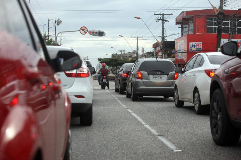 Os proprietários de veículos com finais de placas 03 a 33 têm até a próxima terça-feira (20) para garantir descontos no pagamento do Imposto sobre a Propriedade de Veículos Automotores (IPVA), segundo informa a Secretaria de Estado da Fazenda (Sefa). Na foto, veículos na avenida Duque de Caxias.
FOTO: IGOR BRANDÃO / AG. PARÁ
DATA: 16.02.2018
BELÉM - PARÁ <div class='credito_fotos'>Foto: IGOR BRANDÃO / AG. PARÁ | <a href='/midias/2018/originais/49759cda-bedd-447c-be1e-a949e4fb423d.jpg' download><i class='fa-solid fa-download'></i> Download</a></div>