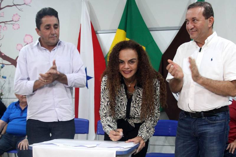 Em Canaã dos Carajás com a assinatura do convênio de Asfalto na Cidade, um aporte do Governo do Pará de R$6,5 milhões. A benfeitoria foi uma das demandas apresentadas pela prefeitura municipal na Secretaria de Municípios Sustentáveis e deve ser iniciada brevemente. Na a secretária de Municípios Sustentáveis, Izabela Jatene assina convênio.
FOTO: ANTONIO MACEDO / DIVULGAÇÃO
DATA: 11.05.2018
CANAÃ DOS CARAJÁS - PARÁ <div class='credito_fotos'>Foto: ANTONIO MACEDO / DIVULGAÇÃO | <a href='/midias/2018/originais/497c4dcb-04b0-4dbd-9196-2b5ba0dcd3d5.jpg' download><i class='fa-solid fa-download'></i> Download</a></div>