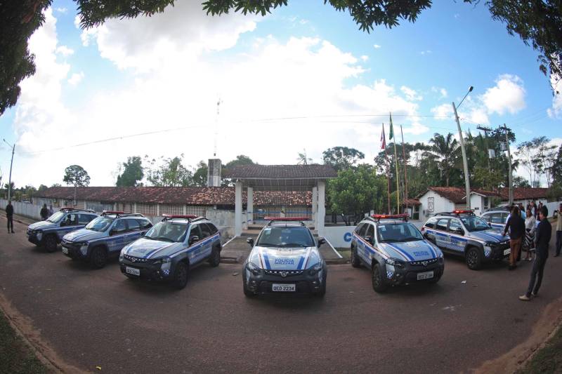 Os batalhões de Policiamento da PM de Barcarena (foto) e Abaetetuba, no Baixo Tocantins, receberam na tarde desta quinta-feira (21), 14 viaturas e 20 motocicletas para o reforço da segurança pública nas cidades. Os dois municípios pertencem ao Comando de Policiamento Regional IX, que realiza o policiamento em 10 municípios da região. O CPR IX também está formando 134 novos policias que deverão ser integrados ao policiamento no mês de julho. Participaram da entrega o comandante geral da PM, coronel Hilton Benigno, o presidente da Assembleia Legislativa do Pará (Alepa), deputado estadual Márcio Miranda e os deputados Ana Cunha e Celso Sabino. O coronel Hilton Benigno comentou que toda a frota de veículos da PM foi renovada. “A renovação traz melhores condições de trabalho ao policial”, afirmou.
FOTO: THIAGO GOMES / AG. PARÁ
DATA: 21.06.2018
BARCARENA - PARÁ <div class='credito_fotos'>Foto: Thiago Gomes /Ag. Pará | <a href='/midias/2018/originais/4981b8ab-b55b-4ad4-a291-e1a5cdab9d1d.jpg' download><i class='fa-solid fa-download'></i> Download</a></div>