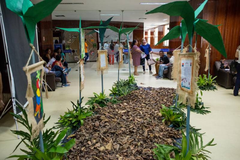 João*, de 17 anos, é natural de Bragança, nordeste do Pará. Há sete meses cumpre medida socioeducativa em uma unidade de internação do Estado após cometer um ato infracional no município onde reside. Mas na manhã desta terça-feira (5), em Belém, pôde vivenciar uma experiência inédita: participou de um espetáculo de teatro (foto) diante de dezenas de pessoas que se reuniram no Teatro Margarida Schivasappa, ao lado de outros 30 adolescentes e jovens privados de liberdade. Uma iniciativa pioneira no país que busca promover a ressocialização por meio da arte, fruto das atividades e oficinas pedagógicas realizadas dentro de espaços gerenciados pela Fundação de Atendimento Socioeducativo do Pará (Fasepa). “Eu nunca tinha vindo em um teatro e isso ficará marcado em mim”, disse o socioeducando. Tímido, ele revelou a vontade de deixar para trás os erros cometidos e seguir um futuro completamente novo, com os primeiros passos sendo dados hoje. “Isso despertou algo dentro de mim, pensar na minha vida e em sair do mundo das drogas. Quem sabe me tornar um ator?” divagou.

FOTO: FERNANDO SETTE / ASCOM IOE
DATA: 05.06.2018
BELÉM - PARÁ <div class='credito_fotos'>Foto: FERNANDO SETTE CÂMARA / ASCOM IOE   |   <a href='/midias/2018/originais/49838a54-48af-4315-84d4-b2feea0349e9.jpg' download><i class='fa-solid fa-download'></i> Download</a></div>