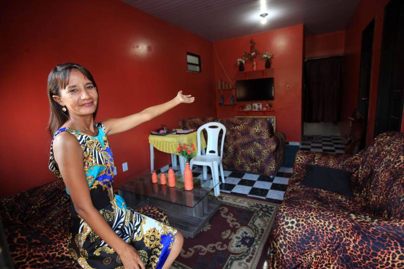 “Ninguém queria me ver. Quando falava que morava no Cubatão, as pessoas diziam ‘ih, muito perigoso’, e agora não é assim. Há três anos posso receber as pessoas na minha casa porque minha moradia mudou”, continuou Silvana (foto), que morou 14 anos em uma área de ocupação irregular de casas construídas em palafitas, conhecida como Cubatão, no distrito de Icoaraci.

FOTO: SIDNEY OLIVEIRA/AG. PARÁ
DATA: 24.11.2018
BELÉM - PARÁ <div class='credito_fotos'>Foto: Sidney Oliveira/Ag. Pará   |   <a href='/midias/2018/originais/498a5e5f-e823-453c-96c4-533fb8755303.jpg' download><i class='fa-solid fa-download'></i> Download</a></div>