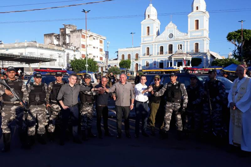E no final da tarde de quarta-feira (20), unidades da Polícia Militar dos municípios de Santarém, Monte Alegre, Alenquer e Almeirim receberam novas viaturas para reforçar as ações de combate à criminalidade. As cinco novas viaturas se juntam a outras 22 entregues no mês de abril, por ocasião da programação em comemoração aos 200 anos da Polícia Militar no estado.
FOTO: SAMUEL ALVARENGA / ASCOM CRGBA
DATA: 20.06.2018
SANTARÉM - PARÁ <div class='credito_fotos'>Foto: SAMUEL ALVARENGA / ASCOM CRGBA | <a href='/midias/2018/originais/498afe6b-a7c0-49a7-b449-d6474a1f4a21.jpg' download><i class='fa-solid fa-download'></i> Download</a></div>