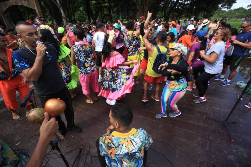 Uma reabertura feita a milhares de mãos. A fita inaugural colocada no inicio da trilha principal do Parque do Utinga foi rompida por mais de cinco mil pessoas ansiosas pelo inicio da caminhada, marcando o segundo dia da programação de reabertura do mais novo espaço paraense de lazer e interatividade com a natureza.
FOTO: MÁCIO FERREIRA / AG. PARÁ
DATA: 17.03.2018
BELÉM - PARÁ <div class='credito_fotos'>Foto: MÁCIO FERREIRA/ AG. PARÁ | <a href='/midias/2018/originais/49928100-48e5-48c3-ab9d-000335995f16.jpg' download><i class='fa-solid fa-download'></i> Download</a></div>