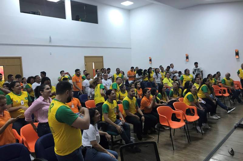 O resultado de 2x0 para a Seleção Brasileira na manhã desta sexta-feira, 22, contra o time da Costa Rica, pela Copa do Mundo 2018, celebrou toda a vibração, energia positiva e integração das torcidas de colaboradores, usuários e acompanhantes do Hospital Jean Bitar (HJB), em Belém; Hospital Regional Público do Leste (HRPL), em Paragomians; Hospital Regional Público do Marajó (HRPM), em Breves; Hospital Geral de Tailândia (HGT); e Centro Integrado de Inclusão e Reabilitação (CIIR/FOTO). Nesses locais, o atendimento  foi mantido e sem prejuízo aos usuários dos serviços.

FOTO: ASCOM CIIR
DATA: 22.06.2018
BELÉM - PARÁ <div class='credito_fotos'>Foto: ASCOM CIIR   |   <a href='/midias/2018/originais/4997540b-321f-4a1b-b3e8-26e9a4d30841.jpg' download><i class='fa-solid fa-download'></i> Download</a></div>
