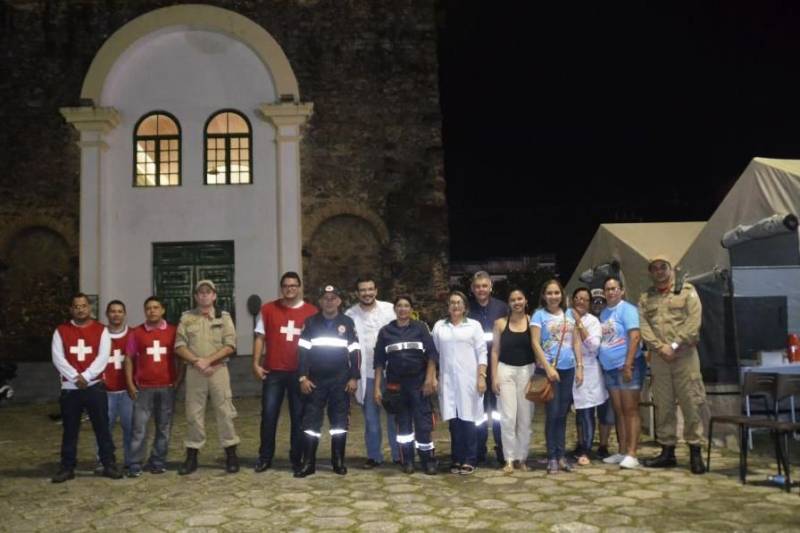 A terça-feira de Carnaval (13) nas praias do município de Barcarena foi marcada pelo trabalho de prevenção e de orientação aos frequentadores. Militares do Corpo de Bombeiros trabalharam intensamente no quarto dia da Operação Carnaval 2018 nas praias e blocos de rua, a fim de garantir a segurança de todos. A festa em Barcarena só terminará na Quarta-feira de Cinzas, com atrações musicais. As praias de Caripi, Vila do Conde, Cupiranga e Sirituba receberam o reforço do efetivo militar para atender os banhistas em qualquer situação. Com a tranquilidade nas praias, não houve registro de ocorrências graves, resultado do trabalho preventivo realizado pelo 6° Grupamento de Bombeiros Militar de Barcarena.
FOTO: ASCOM / CBMPA
DATA: 13.02.2018
VIGIA - PARÁ
<div class='credito_fotos'>Foto: ASCOM / CBMPA | <a href='/midias/2018/originais/49a07c41-a049-49d3-b812-374f8077fff3.jpg' download><i class='fa-solid fa-download'></i> Download</a></div>