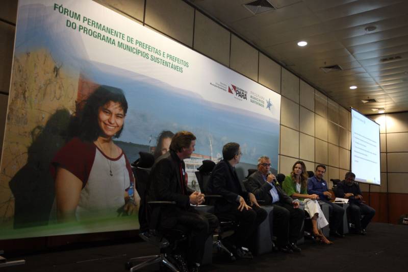 O primeiro dia do Fórum Permanente de Prefeitas e Prefeitos dos Municípios Sustentáveis contou com a participação de 85 prefeitos , 17 vices e 21 secretários municipais dos 141 municípios manifestaram interesse em adotar as diretrizes do programa. Para o governador Simão Jatene (foto), esta grande participação simboliza a união de agentes públicos que colocaram os interesses coletivos acima dos interesses individuais para construir um estado melhor para todos. Com o tema “Gestão Compartilhada”, o evento traz as experiências e os desdobramentos das agendas governamentais que foram planejadas em parceria com as gestões municipais. Através da Secretaria Extraordinária de Municípios Sustentáveis (Semsu) Governo do Pará, por meio da Semsu, investe na capacitação dos municípios para a promoção de uma gestão fiscal eficiente. Para Izabela Jatene, este primeiro dia serviu para sinalizar o quanto os gestores estão preocupados com o equilíbrio da questão fiscal dos municípios e em desenvolver uma governança compartilhada para desenvolver seus municípios.
FOTO: ANTÔNIO SILVA / AG. PARÁ
DATA: 07.02.2018
BELÉM - PARÁ <div class='credito_fotos'>Foto: Antônio Silva/Ag. Pará | <a href='/midias/2018/originais/49a59c96-9b58-4ad1-8d99-4dc777bf50c0.jpg' download><i class='fa-solid fa-download'></i> Download</a></div>