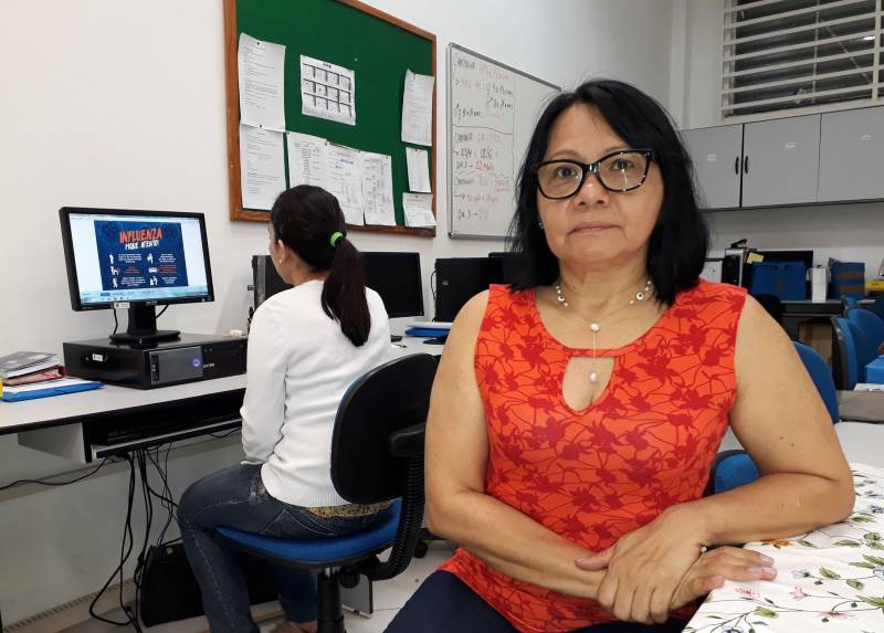 A Campanha Nacional de Vacinação contra a Gripe será encerrada nesta sexta-feira (15), e o índice de cobertura vacinal entre crianças menores de cinco anos ainda é preocupante no Pará - até o momento, a cobertura é de apenas 57,64%. A preocupação se deve ao fato de crianças nessa faixa etária, assim como idosos e gestantes, serem mais suscetíveis às complicações causadas pela gripe, como a Síndrome Respiratória Aguda Grave (SRAG). Por isso, a coordenadora estadual de Imunização, Jaíra Ataíde, faz um apelo aos pais e responsáveis por crianças de seis meses a menores de cinco anos para que levem seus filhos, sobrinhos, netos e bisnetos ao posto de vacinação para fazer a imunização. “É uma vacina segura, que protege contra três vírus que causam a gripe: Influenza A (H1N1), Influenza A (H3N2) e Influenza B, que nos casos graves podem até levar à morte”, ressaltou a coordenadora estadual. Na foto, Fátima Chaves, chefe da Divisão de Vigilância Epidemiológica da Sespa e que foi acometida pela Síndrome Respiratória Aguda Grave (SRAG) e está se recuperando.

FOTO: ROBERTA VILANOVA / ASCOM SESPA
DATA: 12.06.2018
BELÉM - PARÁ

 <div class='credito_fotos'>Foto: Roberta Vilanova / SESPA   |   <a href='/midias/2018/originais/49b01ffa-69a8-400e-98be-212e932412fb.jpg' download><i class='fa-solid fa-download'></i> Download</a></div>