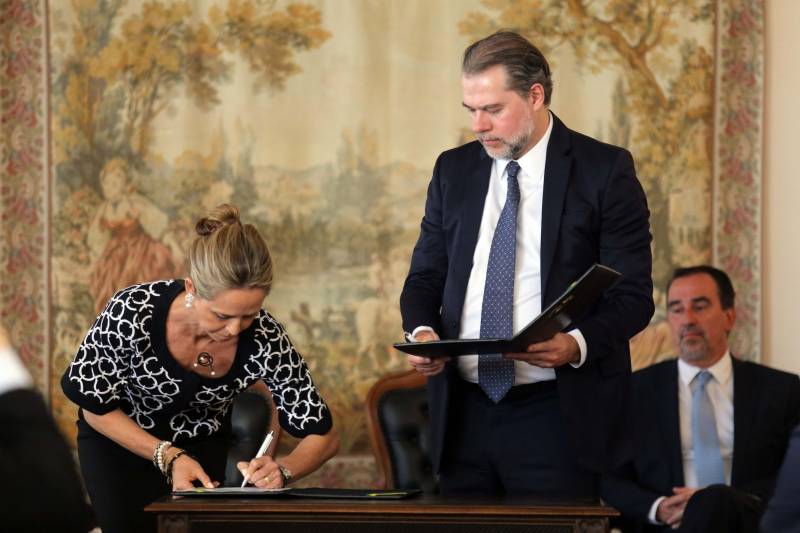 O presidente do Conselho Nacional de Justiça (CNJ), ministro Dias Toffoli (c), assinou na manhã desta terça-feira (18), em Brasília, durante solenidade no Supremo Tribunal Federal (STF), um acordo de cooperação técnica com a Humanitas360 para a reinserção de egressos do sistema prisional na sociedade. O acordo foi firmado tendo como modelo um projeto desenvolvido pela advogada e diretora do Centro de Recuperação Feminino de Ananindeua (CRF), Carmen Botelho, da Superintendência do Sistema Penitenciário do Estado (Susipe), que idealizou a primeira cooperativa de presas do Brasil.  Por meio da parceria com a Humanitas360, o CNJ recorre a uma experiência da sociedade civil que apoia projetos de cooperativas de presos no Pará e em São Paulo. No Centro CRF de Ananindeua, município da Grande Belém, uma cooperativa de presas criada em 2013 serviu como modelo para a Humanitas360. O projeto gera emprego e renda para presas e mulheres que já deixaram a prisão e já empregou mais de 300 mulheres em uma mini-indústria têxtil e de confecção e nenhuma delas voltou à prisão.

FOTO: G. DETTMAR / AGÊNCIA CNJ
DATA: 18.12.2018
BRASÍLIA - DF <div class='credito_fotos'>Foto: AGÊNCIA CNJ   |   <a href='/midias/2018/originais/49b49a0c-471c-42e4-bbb1-ef7f9a0e1b6d.jpg' download><i class='fa-solid fa-download'></i> Download</a></div>