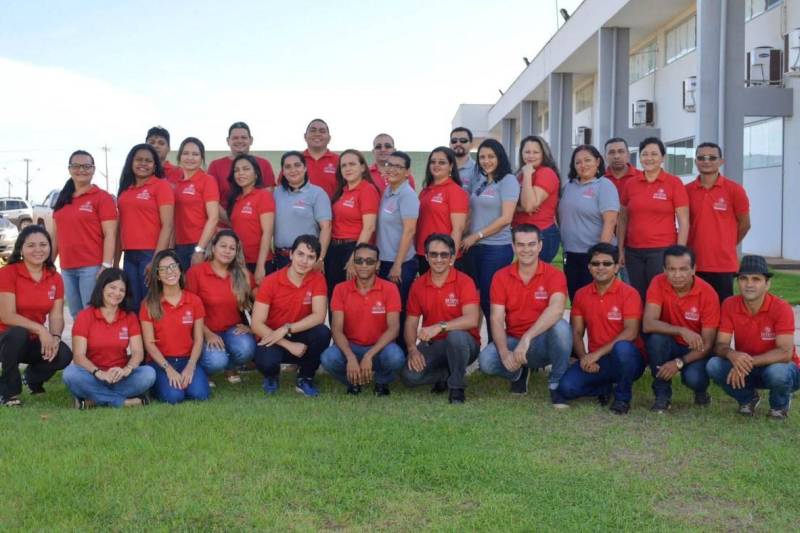 Ofertar educação profissional e tecnológica para qualificar o aluno a estar apto a disputar uma vaga no concorrido mercado de trabalho. Esses são os objetivos da Escola Estadual de Ensino Técnico do Pará - Polo Santarém (EETEPA Santarém), que completou um ano de funcionamento no domingo, dia 10 de junho. Nesse período, a Escola Tecnológica já formou 384 alunos e ainda neste mês deve certificar outros 321 nas mais diversas áreas. Na fdoto, corpo docente da EETEPA.

FOTO: SAMUEL ALVARENGA / ASCOM CRGBA
DATA: 11.06.2018
SANTARÉM - PARÁ <div class='credito_fotos'>Foto: SAMUEL ALVARENGA / ASCOM CRGBA   |   <a href='/midias/2018/originais/49b50582-ffd3-4310-8ce5-7237f256e25c.jpg' download><i class='fa-solid fa-download'></i> Download</a></div>