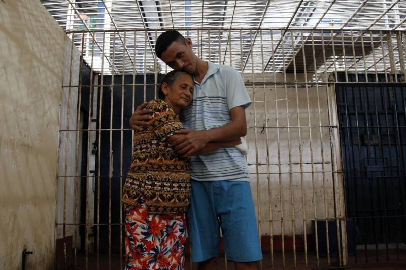 Dona Antonieta Santiago (foto) é uma das mães que vem de mais longe. Ela enfrenta 19h de viagem, uma vez no mês, para visitar o filho preso há um ano e meio em uma unidade prisional de Marituba. “Saio do interior de Altamira para Tomé-açu e pego um ônibus para chegar a Belém. São 19h de viagem.
FOTO: AKIRA ONUMA / ASCOM SUSIPE
DATA: 12.05.2018
MARITUBA - PARÁ <div class='credito_fotos'>Foto: Akira Onuma / Ascom Susipe | <a href='/midias/2018/originais/49b6b568-b48d-4fa3-8aa7-09678ea9b2aa.jpg' download><i class='fa-solid fa-download'></i> Download</a></div>