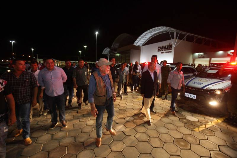 O Governador do Estado, Simão Jatene, também entregou para a região mais de 90 viaturas (foto) , 65 caminhonetes e 27 carros utilitários (pálios weekend), com destaque para duas da patrulha rural e uma para ronda escolar específica para Marabá. O Secretário de Estado de Segurança Pública, Luiz Fernandes, ressaltou que os veículos vão substituir a frota nas regiões sul e sudeste. “Surgiu uma demanda do policiamento rural, e já uma semana depois, por determinação do governador, já trouxemos as viaturas e já temos o policiamento disponível para fazer esse patrulhamento, que vai iniciar na região sudeste, mas se estenderá para a região sul e nordeste do estado. Hoje estamos substituindo toda a frota de veículos da região sul e sudeste, além disso o governador determinou onde tiver policiamento vai ter uma viatura, e já foi apresentado para a região os novos policiais que tomaram posse, nós não temos mais nenhum município sem delegado”, pontuou. Outras conquistas citada pelo Secretário da SEGUP foi o aumento do Núcleo de Apoio à Investigação e a criação de um conselho regional para acompanhar as ações de segurança pública. FOTO: SIDNEY OLIVEIRA / AG. PARÁ DATA: 06.04.2018 MARABÁ - PARÁ <div class='credito_fotos'>Foto: Sidney Oliveira/Ag. Pará | <a href='/midias/2018/originais/49c2a722-80dc-438f-85c9-9ae1651ec8c5.jpg' download><i class='fa-solid fa-download'></i> Download</a></div>